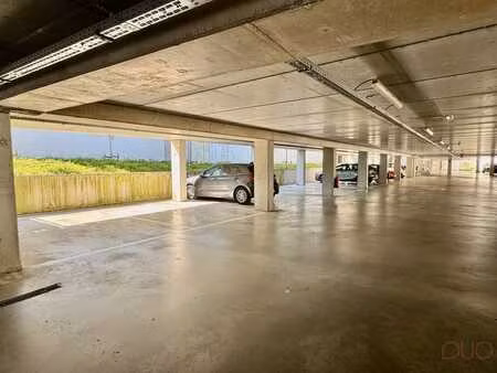 ruime ondergrondse autostaanplaats met mogelijkheid tot l...