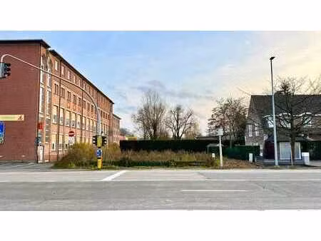 terrain à bâtir commercialement situé pour la vente d'un im