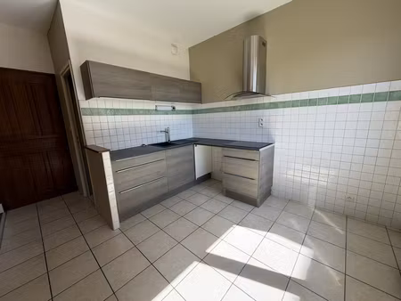 appartement t3 situé au 1er étage