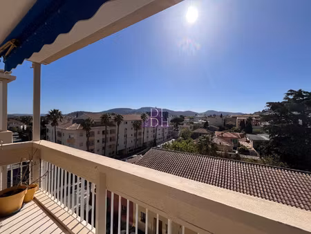 au centre est de la ville 3 pièces en dernier étage avec vu