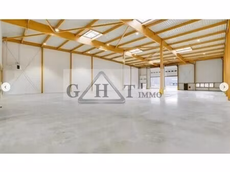 location entrepôt 1 636 m²