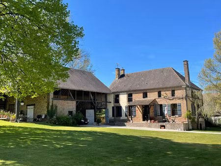 la demeure derrière le clocher