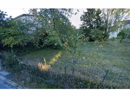 terrain à proximité de l'hôpital