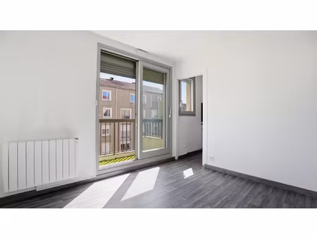 hyper-centre - t2 - balcon - piscine interieure et salle de