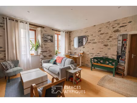 esprit maison de ville : duplex rénové avec charme et terrasse bois