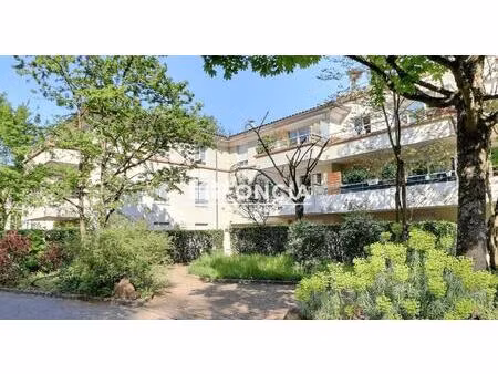 rare a la vente proche de la favorite