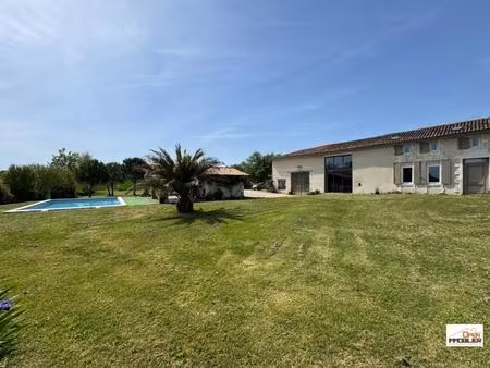 élégante maison de caractère avec piscine et grand terrain arboré