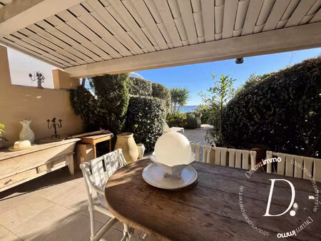 charme et cadre exceptionnel pour ce rez de jardin vue mer