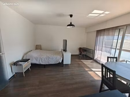 grand studio lumineux et meublé avec place de parking à nancy centre