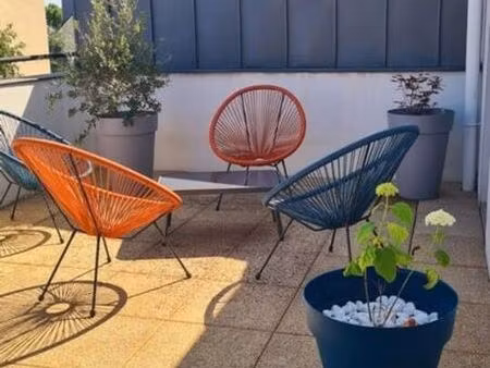 t2 meublé – terrasse 35 m² – parking – île de nantes (chu)