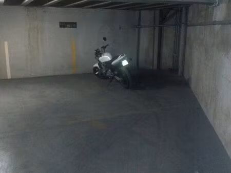 place de parking 2 roues moto 122 rue breteuil marseille 13006