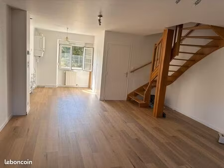 beau duplex t3 avec cour et parking – emplacement idéal