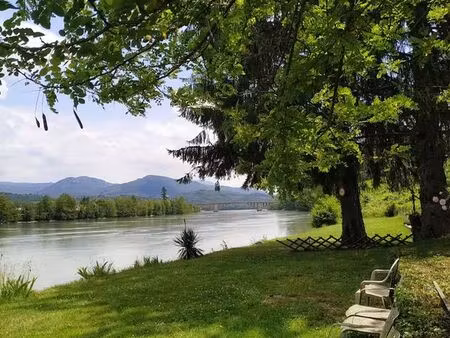 logement 60m2 au bord de l'eau avec extérieur et parking
