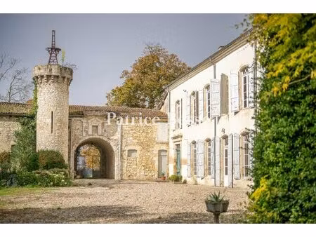 entre bordeaux et toulouse  proche de lectoure  un château de 1 200 m² remanié au 18e s. .