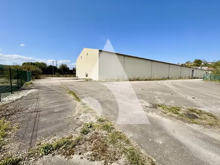 entrepôt de stockage  bâtiment et terrain attenant - neufchateau