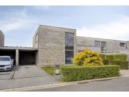 recente moderne en energiezuinige woning met 3 slpk's en carport nabij centrum