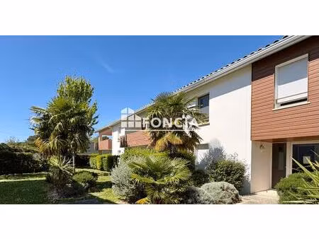 t3 avec terrasse et commerces à proximité