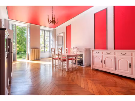 rez-de-jardin de caractère ouvert sur 800 m2 de jardin  au c