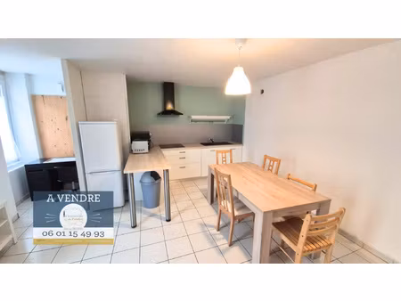 un appartement de deux pièces principales entièrement rénové