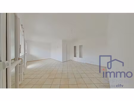t3 lumineux avec exceptionnelle balcon de 42 m² – 72 m² –