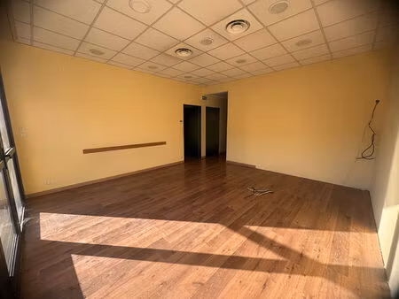 aix sud local 79m² parking