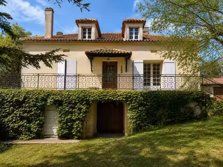 maison en pierre de caractère avec vue dégagée sur la campag