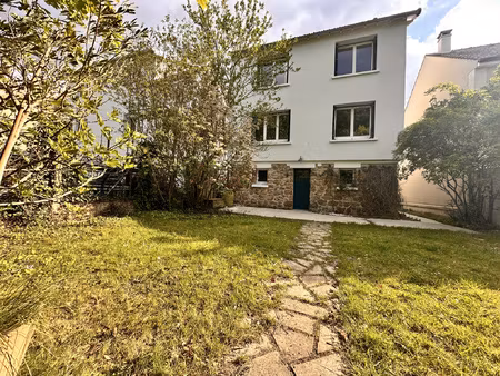 proche des commerces  écoles et rer e belle maison de 5 piec