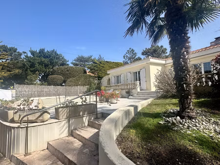 grande villa très proche de la plage à la pironnère