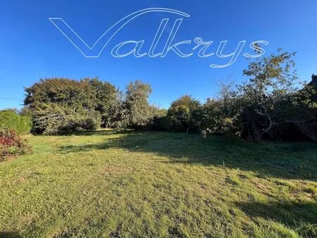 terrain plat 1100m2 clot et constructible à moëlan sur mer