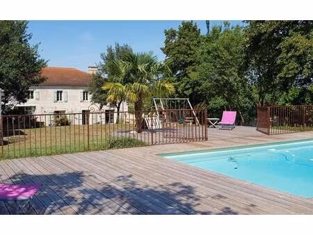 maison de hameau en pierre avec piscine