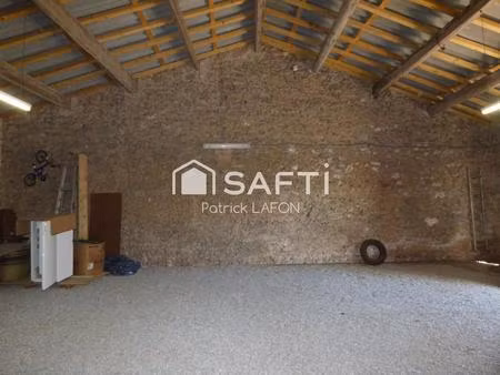 garage avec cellier et extérieur.