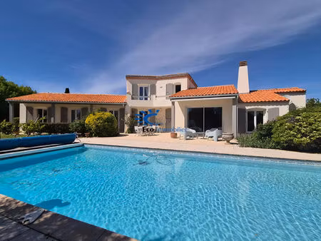 maison 5 chambres double garage piscine cave sur grande parcelle.