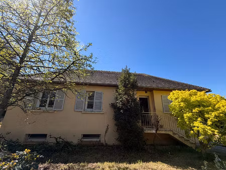 maison familiale sur sous-sol avec jardin.