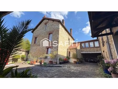 maison de caractère en pierre meulière avec des grandes dépendances !!