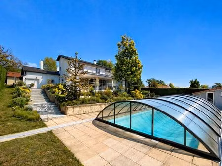 maison de luxe 4 chambres en vente à saint-genest-lerpt  auvergne-rhône-alpes