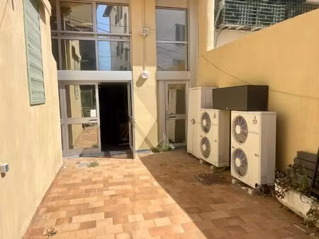 nice  entrepôt de 180 m2 avec stationnements