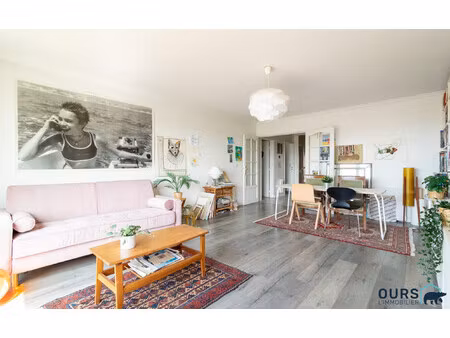 un très lumineux 4 pièces  avec vue magnifique sur tout paris