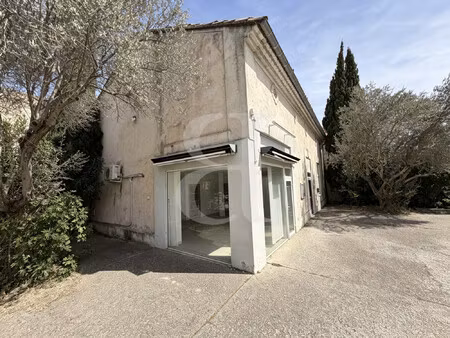 local commercial en plein centre-ville de jonquières