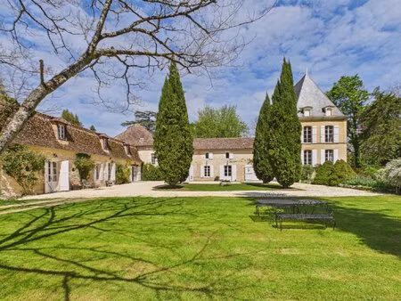 château du 15ème siècle à moins de 30 minutes de bergerac.