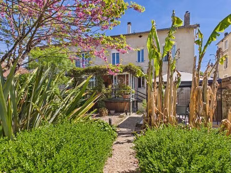 superbe maison de ville avec jardin au cœur d’eymet – bien rare sur le marché