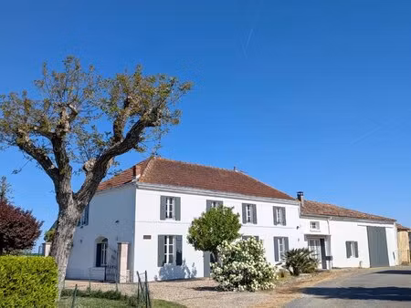 belle ferme charentaise avec panneaux solaires et vues dégagées