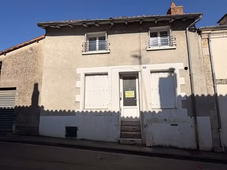 maison de ville spacieuse avec 4 chambres  à deux pas des commodités