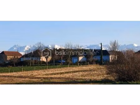 parcelle au sein d'un village convivial. vue pyrénées !