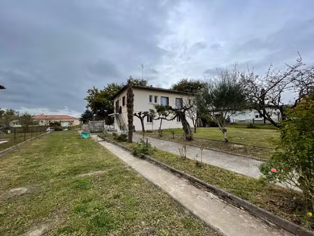 grande maison avec grand garage aménageable sur 1000m² de terrain.