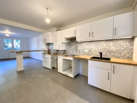 location appartement 3 pièces 74m² sete 34200