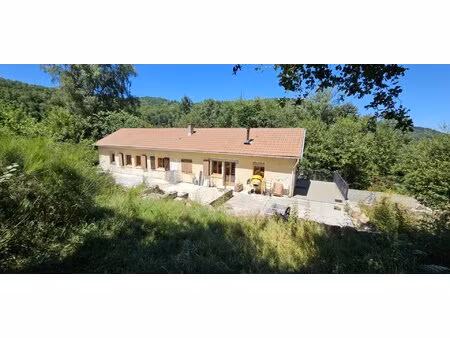 rarement disponible : maison individuelle de 3/4 chambres avec 2 000 m² de jardin.