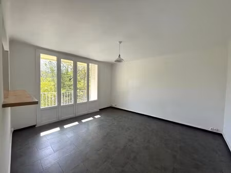 aix-en-provence - t4 vide - avec parking et balcon