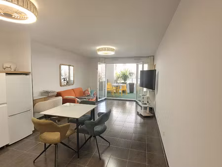 t3 avec terrasse rue perrin solliers