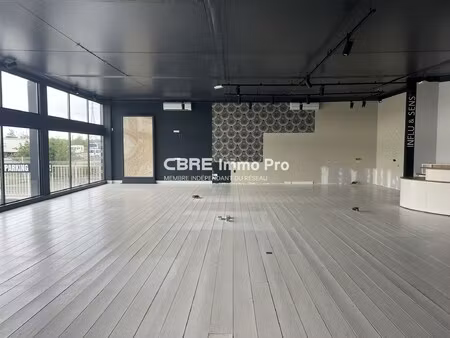 location local commercial 750m²