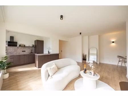 volledig gerenov. app. met 2 slpkmrs. en terras te pulhof